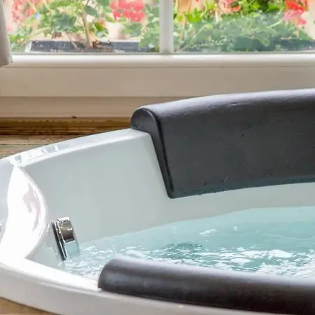 Cozy House With Jacuzzi In Fauvillers, 45 M² *